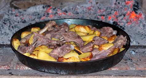 žerjavica, ki prekriva sač med peko