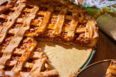 Zgodovinska ilustracija ali fotografija tradicionalne angleške mesne pite v keramičnem pekaču