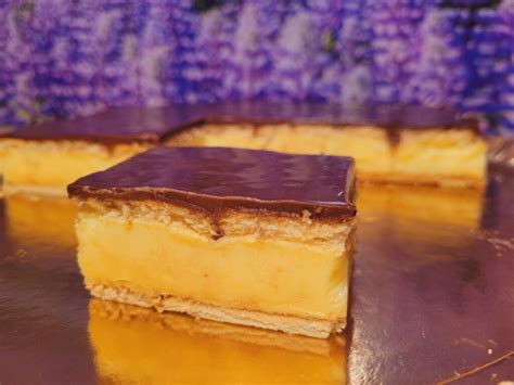 diagram priprave piškotne torte s plastmi piškotov in pudinga