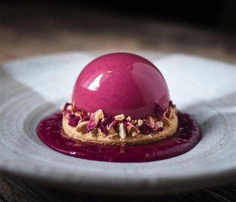 slika gladke, sijoče čokoladne ganache kreme v skledi