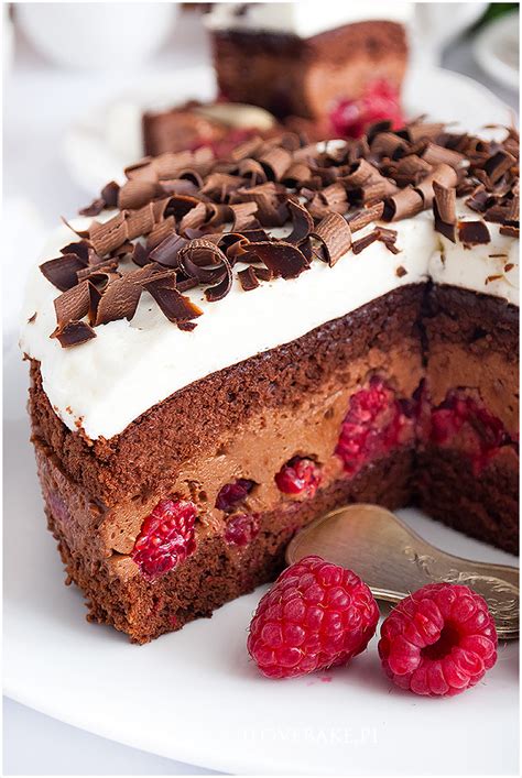 fotografija končne čokoladne torte z malinami na servirnem krožniku