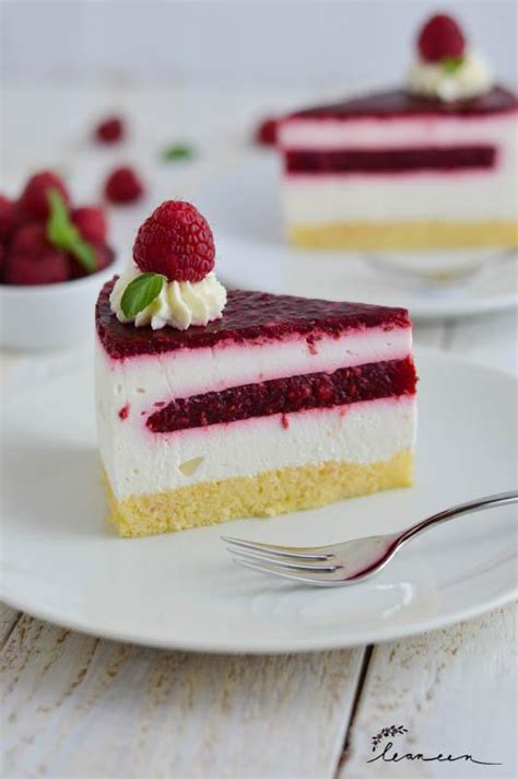 prikaz plasti torte: biskvit, krema in malinov žele