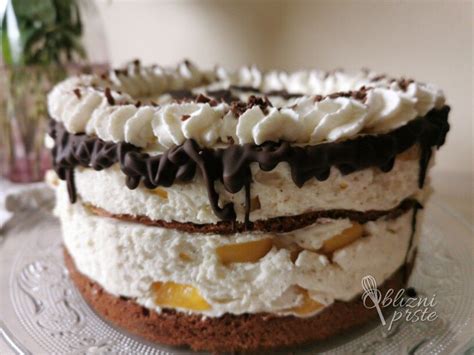 prerez sadne torte z vidnimi plastmi biskvita in kreme