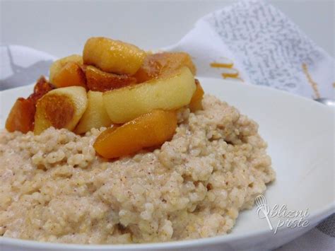 Prikaz prosene kaše, pripravljene na mleku z dodatkom sadja.