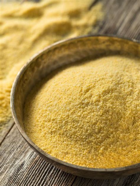 Prikaz različnih izdelkov iz koruze: koruzni zdrob, polenta, pokovka.