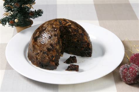 Sveže pripravljen božični puding pred serviranjem