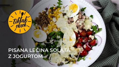 pisana solata z različnimi sestavinami in piščancem