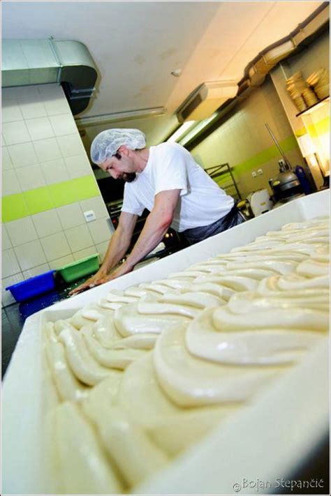 Priprava in gnetenje testa za burek