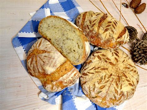 Ilustracija sveže pečenega zlatega kruha z vidnimi lanenimi semeni