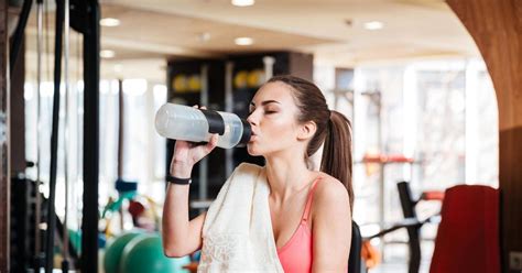 slika športnika, ki pije napitek z dekstrozo med vadbo