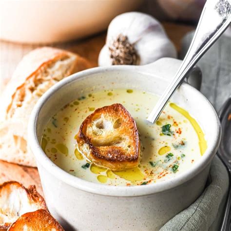 Infographic showing the steps of making French garlic soup.
