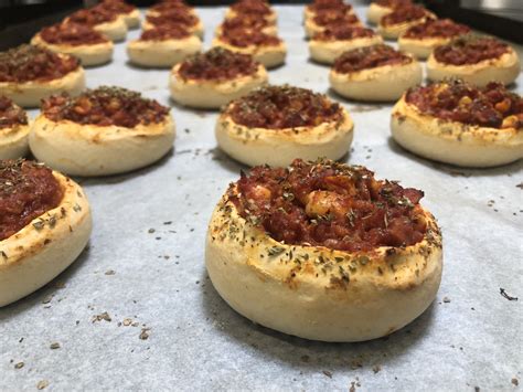 Tematska fotografija: Pizza z različnimi nadevi, postrežena za študentsko mizo.