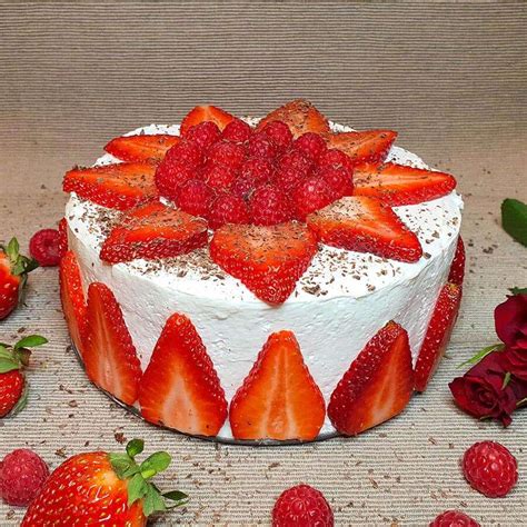 Veganska surova torta z osnovo iz oreščkov in čokoladno-pomarančnim nadevom