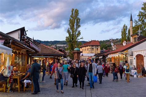 Baščaršija s turisti in prodajalci hrane