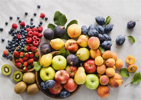 različno sveže poletno sadje, pripravljeno za potresenec