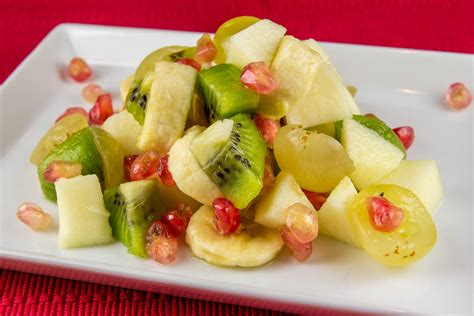 pisana sadna solata z meto in feta sirom