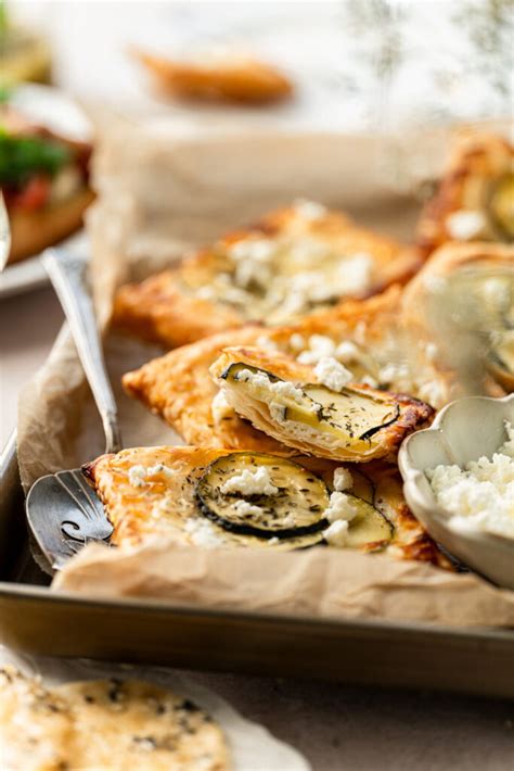 Fotografija špargljeve pite z rikoto in feto, pripravljene za postrežbo