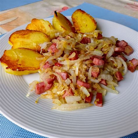 Fotografija narezanega kraškega špeka s poprovimi zrni