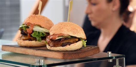 Raznoliki burgerji na mizi