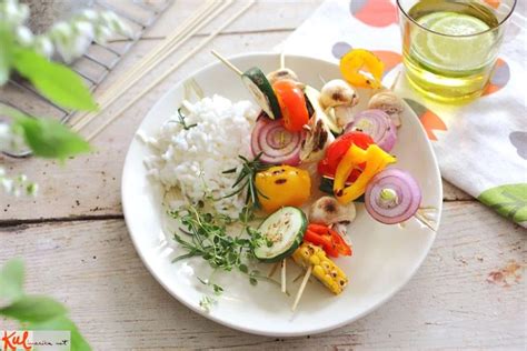 Sestavljena zelenjavna nabodala na žaru z aromatično rižoto v ozadju