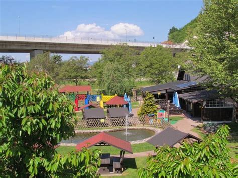 Fotografija gostilne Črni Baron s poudarkom na prijetnem ambientu