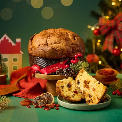 Ilustracija različnih evropskih božičnih kruhov (stollen, panettone, potica)