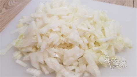 surov oslič in narezana čebula
