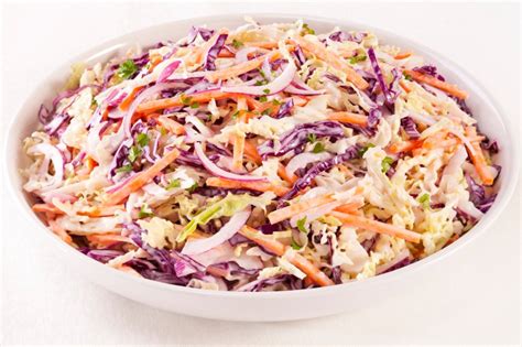 Sveže narezano zelje in korenje za coleslaw