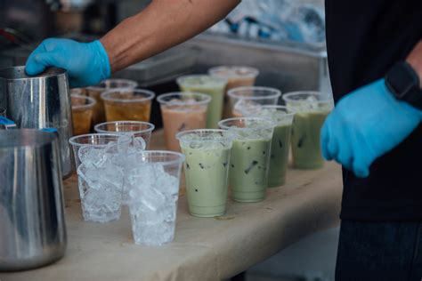 Tematska fotografija zrelnega boba v strokih in izluščenih zrn