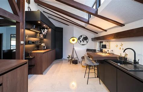 Notranjost Klara Bara s poudarkom na kombinaciji rustikalnih in modernih elementov