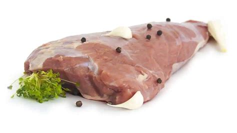 Telečje pleče z nadevom, prerezano, da se vidi notranjost.
