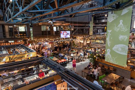 notranjost restavracije Mathallen Oslo z raznolikimi ponudniki hrane