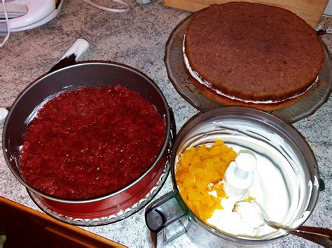 Thematično foto mešane sadne torte na poletni mizi z obiljem svežega sadja