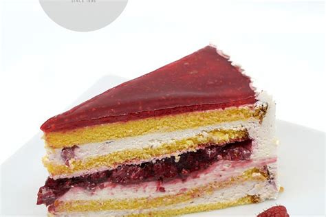 Fotografija plastenja sadne torte s smetano in različnim sadjem