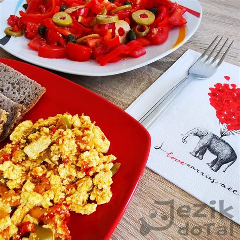 sestavine za solato: leča, paradižnik, paprika, koruza