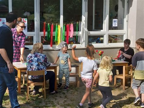 fotografija nasmejanih otrok s sladoledom na dogodku