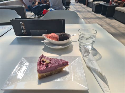 Širok izbor sladic in tortic v vitrini Cacao Portorož