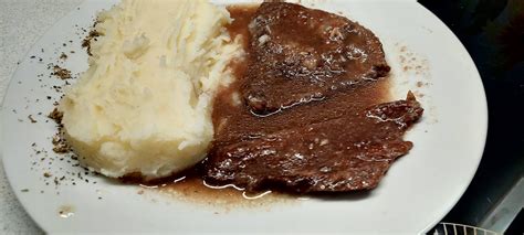 priprava puranjih zrezkov na ponvi