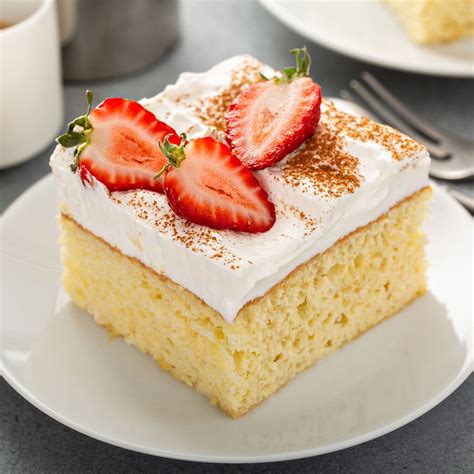 Fotografija: rezina sočne torte Tres Leches s sadjem