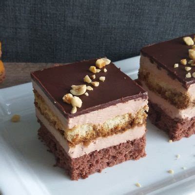Tematska fotografija rezine italijanske lešnikove torte