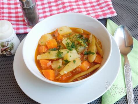 slika jedi zabeljen stročji fižol s krompirjem, postrežen v skledi