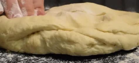 Fotografija vzhajajočega maslenega testa za brioche ali bogatega kolača