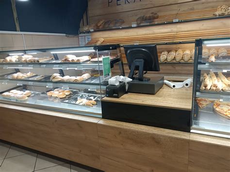 Tematska fotografija sveže pekovske peči v trgovini Lidl