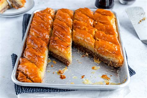 Baklava z orehi in pistacijami, prepojena s sirupom