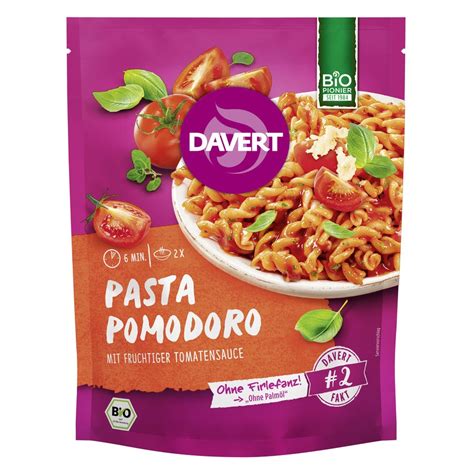 Testenine v plasteh s paradižnikovo omako in papriko v pekaču