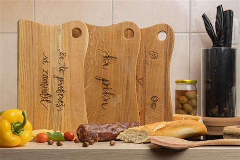 Fotografija: lesena deska s suhomesnatimi izdelki in siri