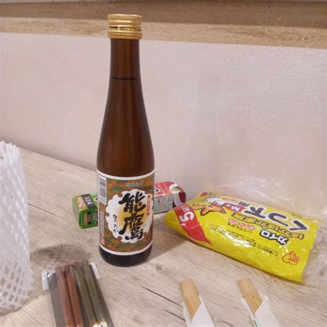Fotografija: različni japonski tapasi in sake