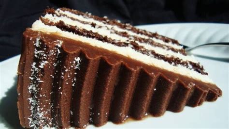 Coko koko torta s čokoladnim prelivom in bananami v prerezu