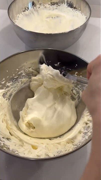 Diagram, ki prikazuje, kako pravilno mešati sestavine za stabilno mascarpone kremo.