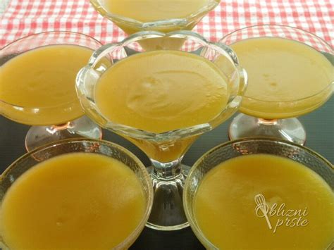 Sestavine za jabolčni puding in končni izdelek v kozarčku.